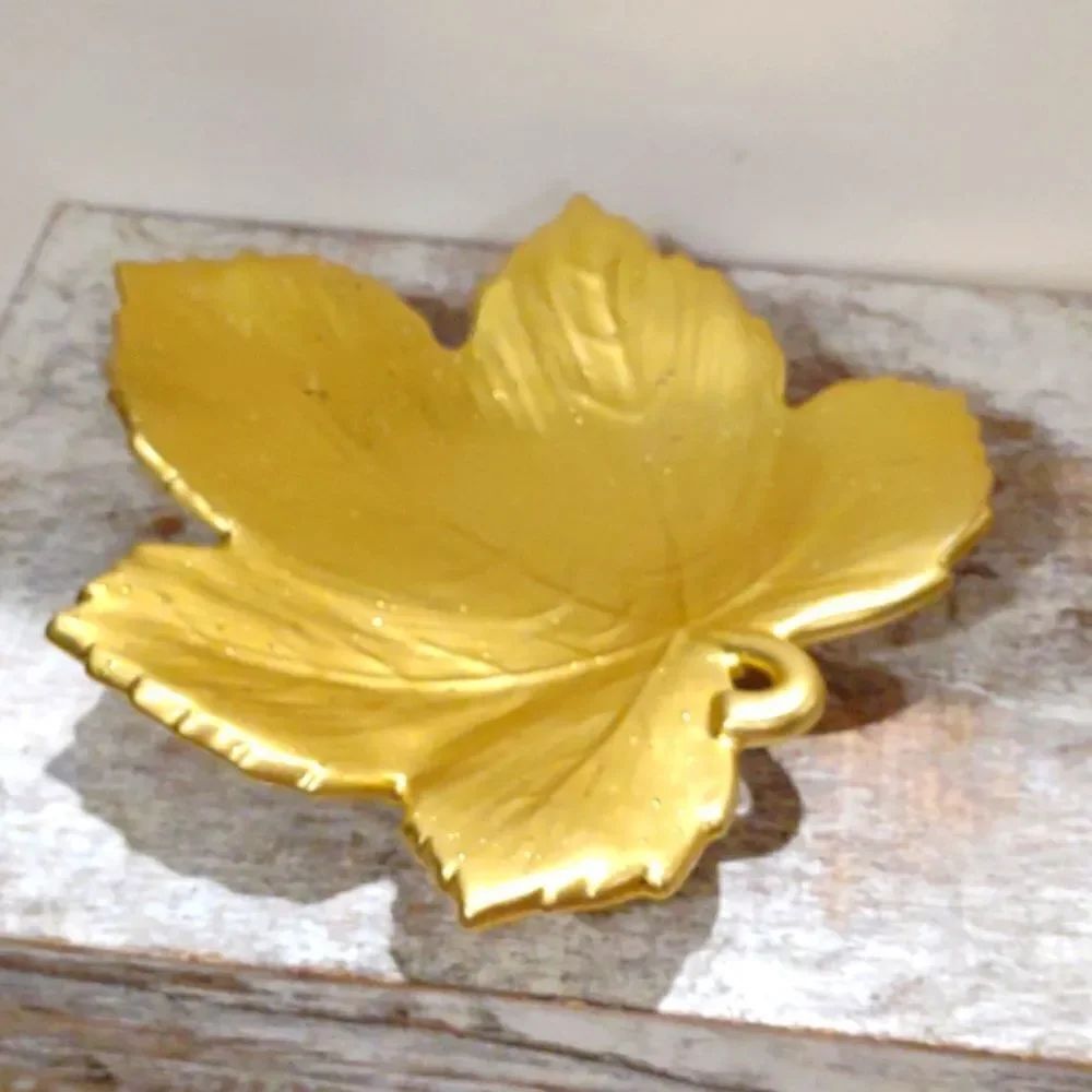 👍 Bright Gold Leaf Plate. C2